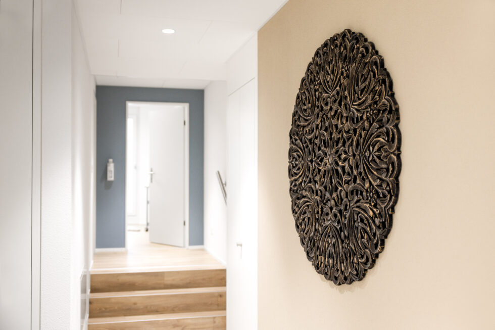 Der Eingangsbereich der Podologie Rontal mit einer beigen Wand.