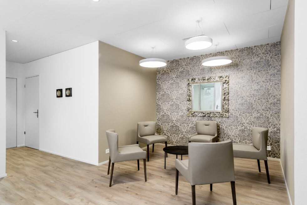 Das Wartezimmer der Podologie Rontal in Ebikon in sanften beigen Tönen ist mit einem schönen Spiegel eingerichtet.